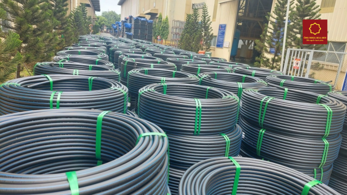 ong-nhua-ldpe-hoa-sen-trong-nong-nghiep