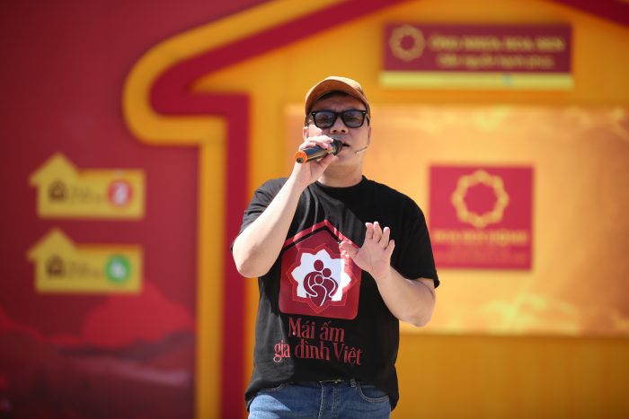 Mở đầu chương trình ca sĩ, nhạc sĩ Hamlet Trương đã gửi tặng khán giả trường quay ca khúc do mình sáng tác