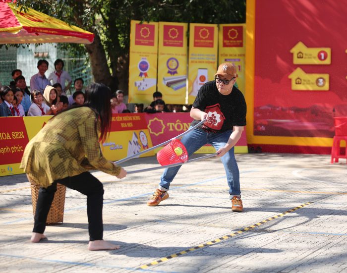 Dù đang gặp vấn đề về sức khỏe, nhưng cả hai nghệ sĩ vẫn luôn nổ lực hết mình trong mọi thử thách để mang về nhiều phần thưởng cho các em nhỏ mồ côi