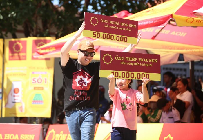 Vỡ òa cảm xúc trong phần rút bảng logo cùng gia đình em Bùi Nhật Thảo Vy