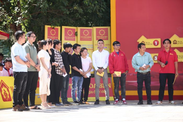 Nhiều phần quà yêu thương đến từ Quý mạnh thường quân là các khách hàng, đối tác của Tập đoàn Hoa Sen đã được trao tặng trực tiếp cho ba gia đình