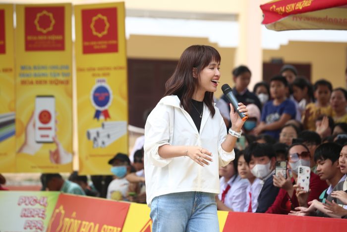 Ca sĩ Ái Phương góp giọng mở đầu chương trình bằng một ca khúc ngọt ngào