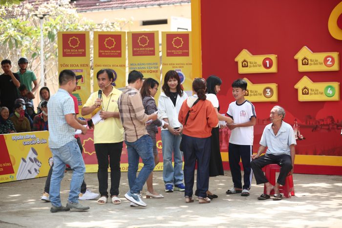 Nhiều khán giả có mặt tại trường quay cũng đã dành tặng nhiều phần quà giá trị cho ba gia đình