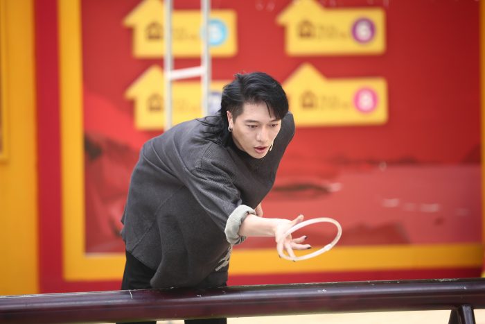 Ca sĩ, nhạc sĩ Châu Đăng Khoa dù vừa gặp chấn thương ở chân vẫn nỗ lực hết sức trong các vòng thi