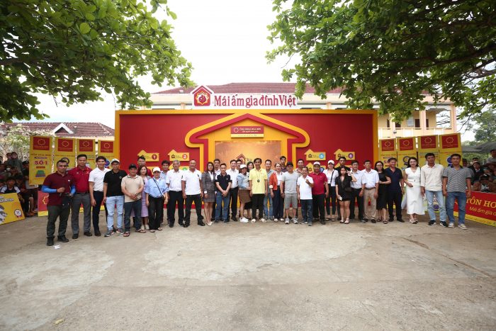 Đông đảo các mạnh thường quân là Quý khách hàng, Quý đối tác của Tập đoàn Hoa Sen cùng đến trao tặng nhiều phần quà và chụp hình lưu niệm cùng chương trình