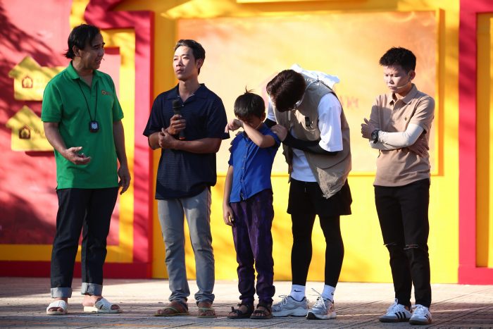 Em nhỏ mồ côi khóc nức nở khi nói lên câu “con nhớ mẹ”