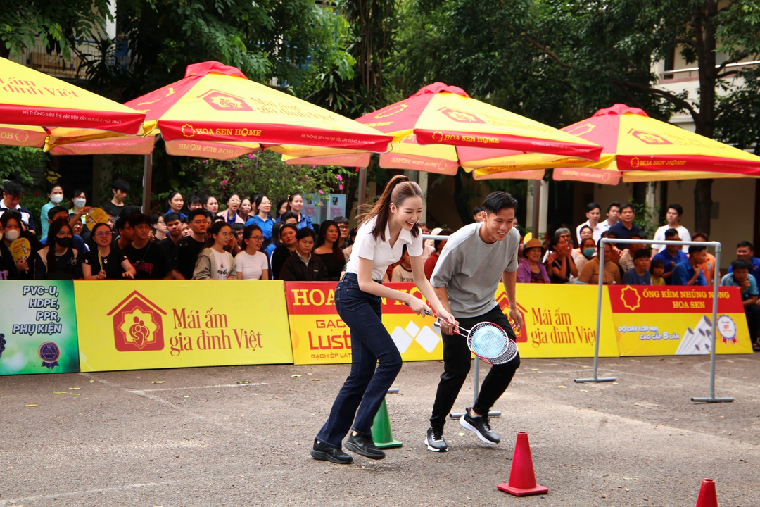 Hai khách mời thực hiện thử thách của chương trình Mái ấm gia đình Việt