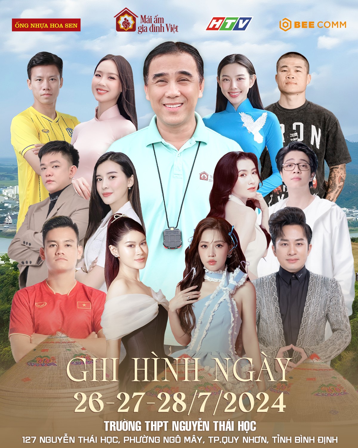 MC Quyền Linh và các khách mời tham gia ghi hình chương trình Mái ấm gia đình Việt tại TP Quy Nhơn, tỉnh Bình Định