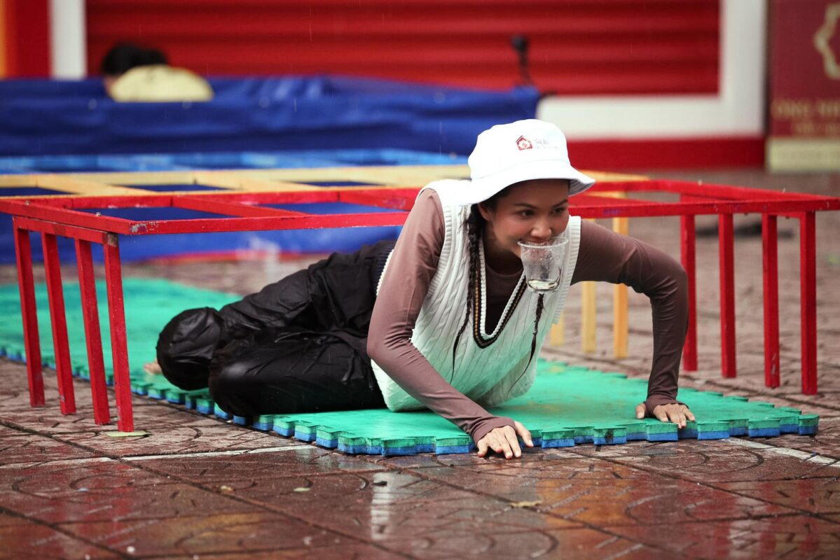 Hoa hậu H’Hen Niê bất chấp ướt quần áo vẫn hết mình hỗ trợ em nhỏ mồ côi thực hiện thử thách tập 92 của chương trình