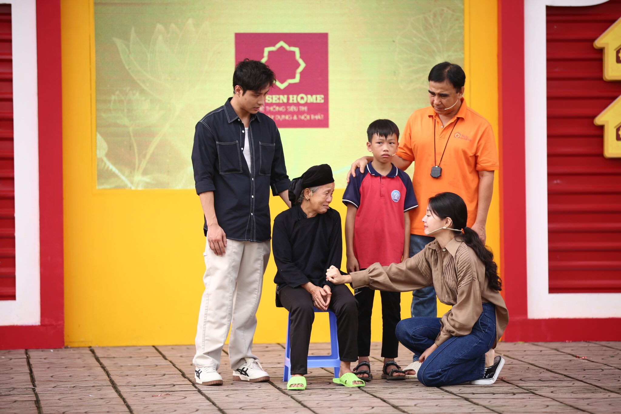 Hai khách mời xót xa trước hoàn cảnh cơ nhỡ của em Giang