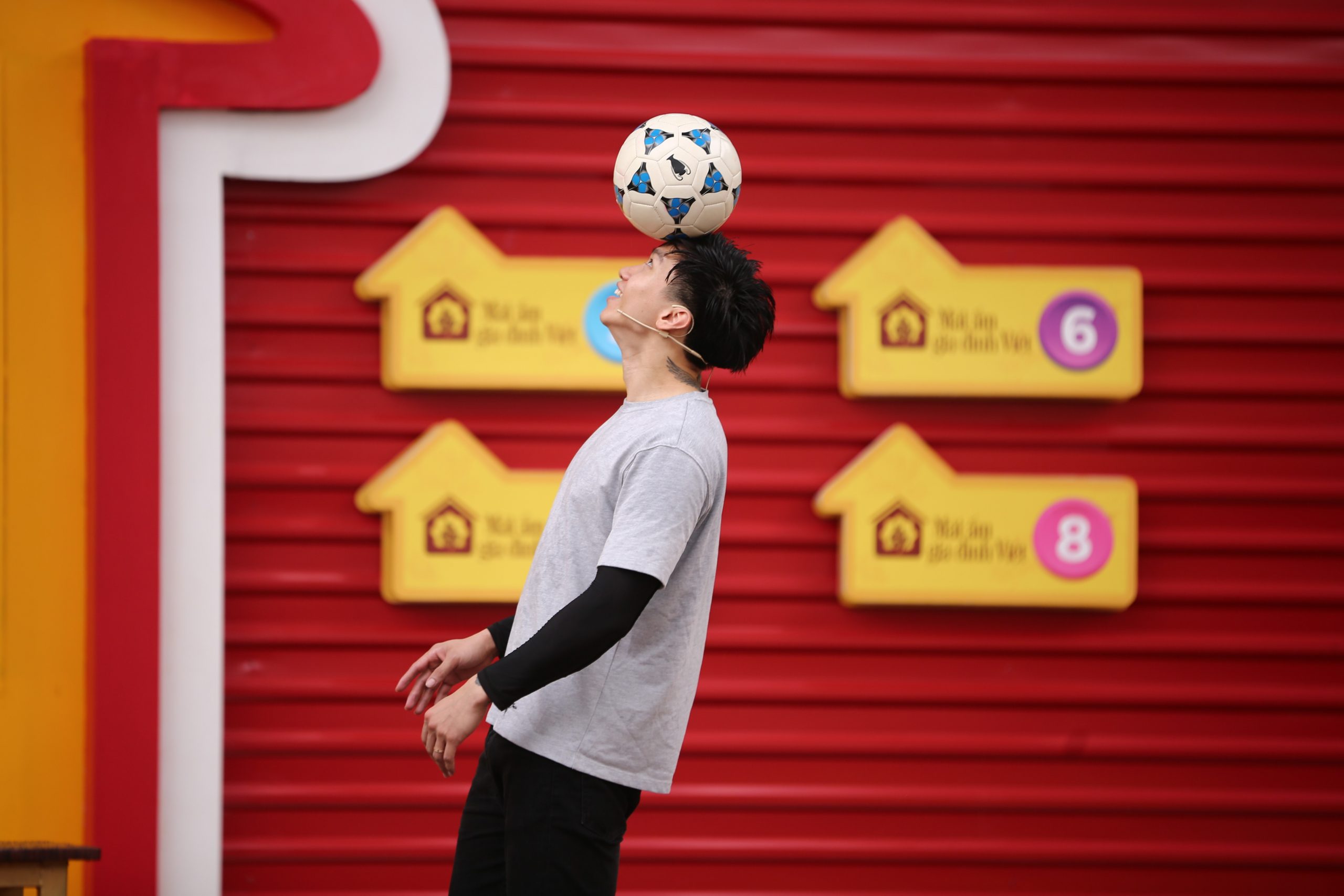 Các khách mời tập trung vượt qua thử thách với quyết tâm mang về nhiều phần thưởng nhất cho các em