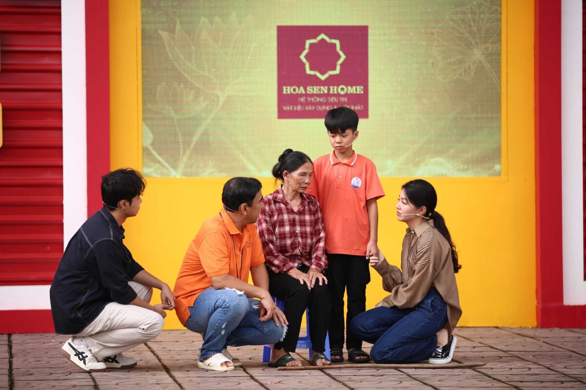 Dàn nghệ sĩ xót xa trước hoàn cảnh khó khăn của em Quang