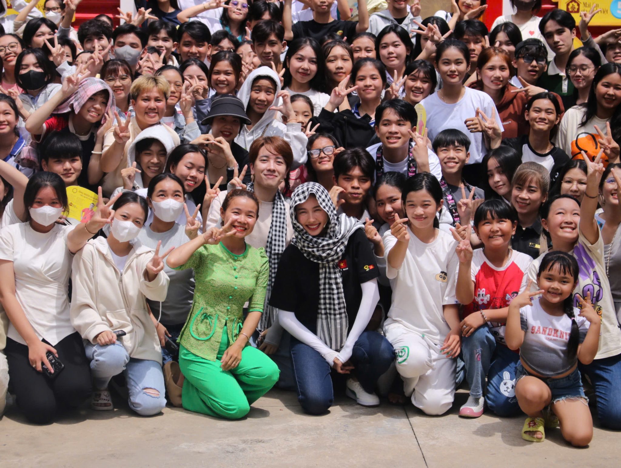 Tại mỗi vùng đất “Mái ấm gia đình Việt” đặt chân đến đều đón nhận được tình cảm yêu mến của bà con khán giả.