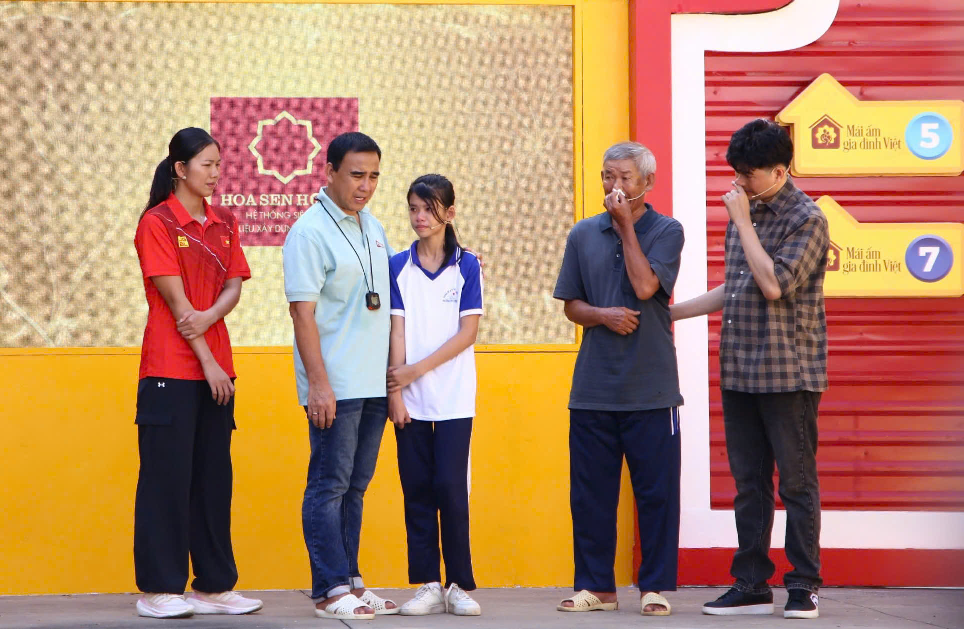 MC Vũ Mạnh Cường bật khóc khi chứng kiến ông ngoại của Nhã Thư dù già yếu vẫn gắng gượng chăm lo cho hai bà cháu