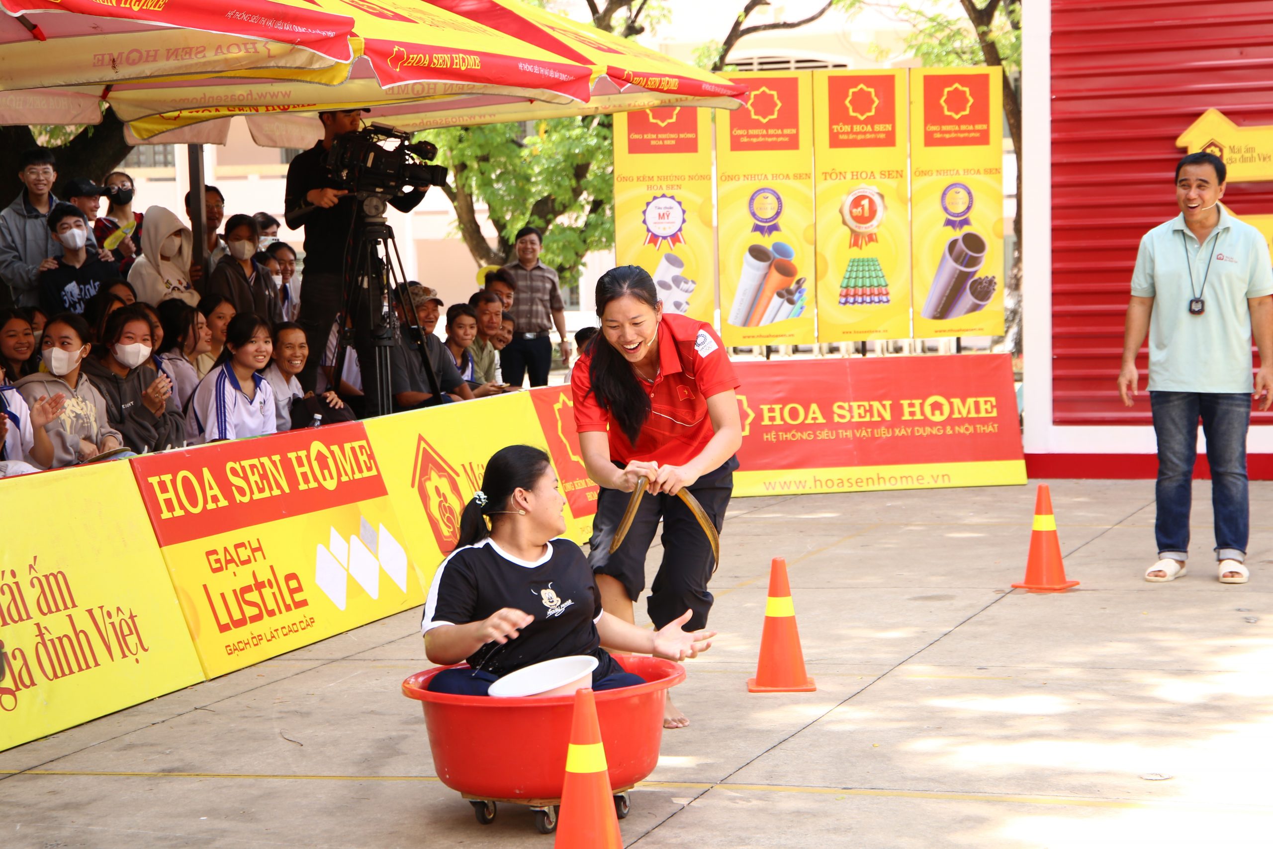 Kình ngư Ánh Viên chật vật với thử thách chính của chương trình, khi những “bé lươn” không ngừng vùng vẫy