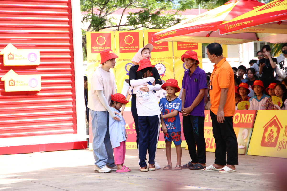 Khoảnh khắc Hoa hậu Thùy Tiên an ủi em bé mồ côi cha khiến người xem ấm lòng