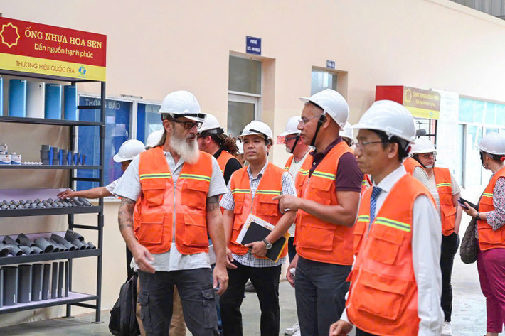 Chuyên gia 2 nghiệp đoàn của Pháp tham quan quy trình sản xuất ống nhựa tại nhà máy sản xuất nhựa Hoa Sen Bình Định