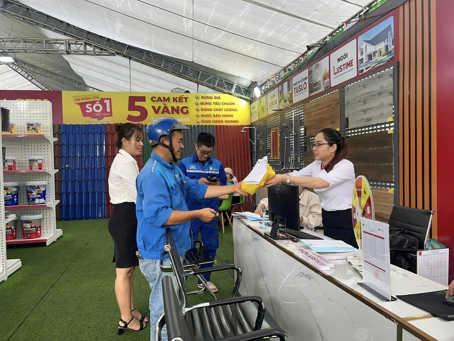 Tất cả khách hàng tham quan mua sắm tại gian hàng đều có cơ hội nhận những phần quà hấp dẫn.