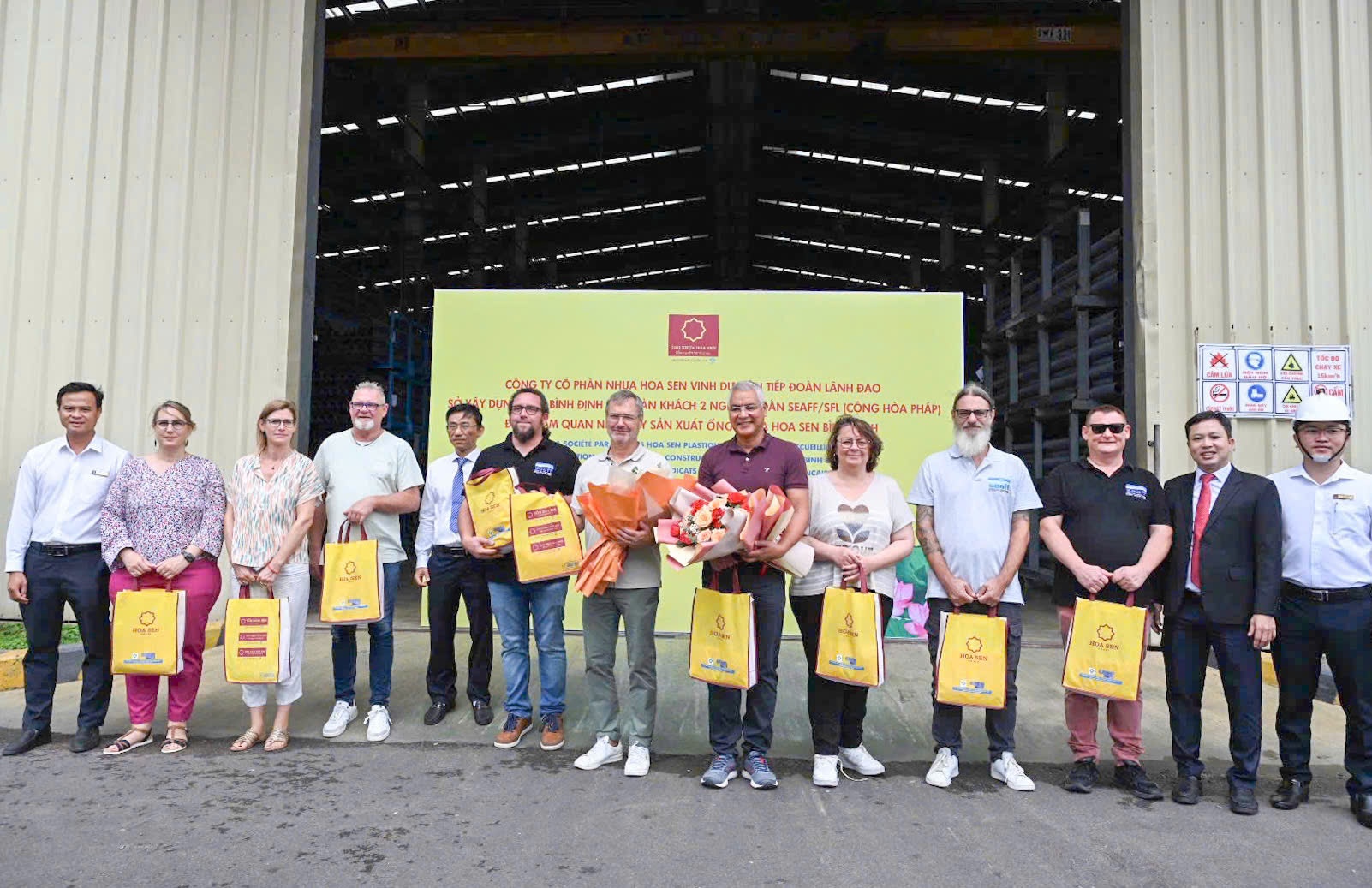 Hai nghiệp đoàn Pháp làm việc cùng Sở Xây dựng tỉnh Bình Định tại Nhà máy Ống nhựa Hoa Sen Bình Định.