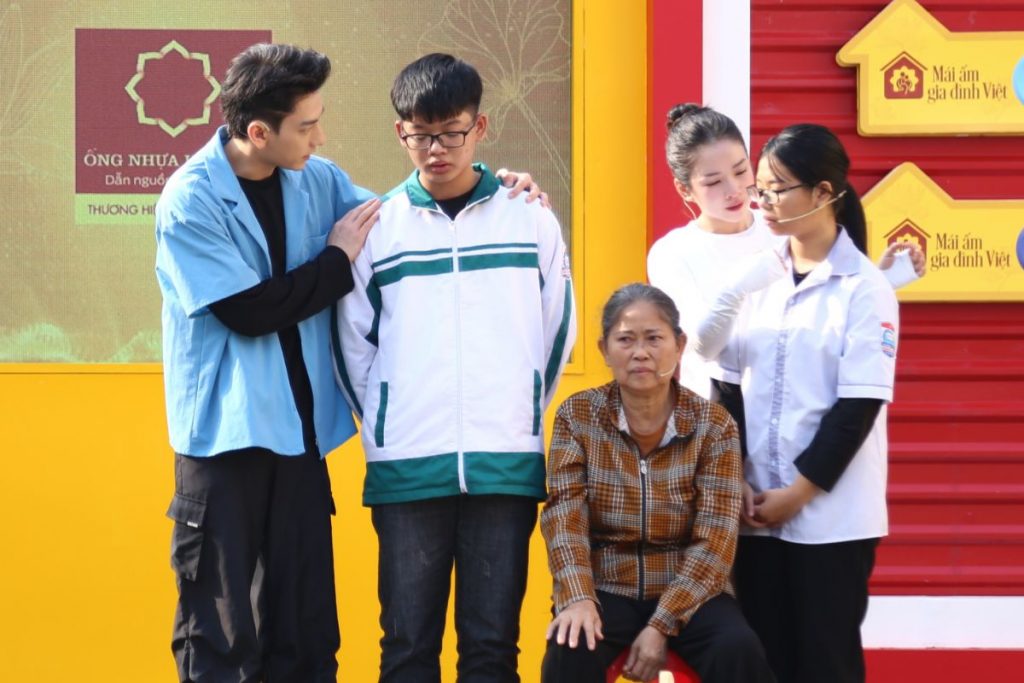 Lắng nghe những chia sẻ của gia đình em Hiên, ca sĩ Isaac và DJ Mie phải liên tục lau nước mắt vì xúc động.