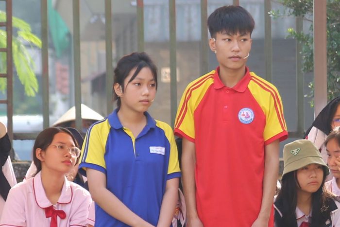 Lắng nghe hoàn cảnh của hai anh em Thanh Nhàn, các bạn đồng trang lứa cũng không kiềm được nước mắt.