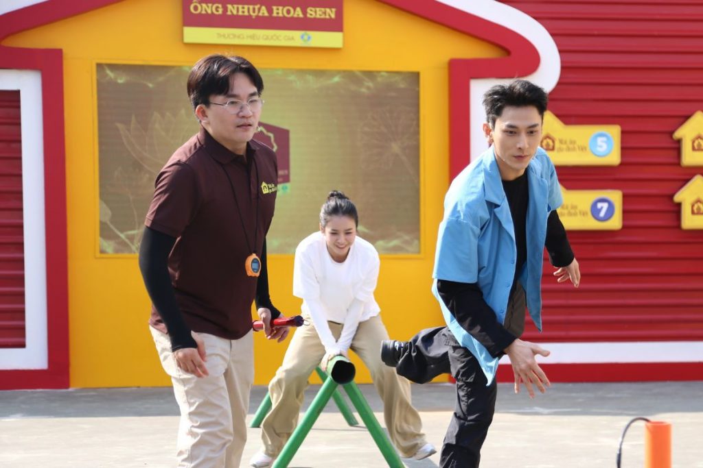 MC Đại Nghĩa hết mình hỗ trợ 2 khách mời, với mong muốn sớm hoàn thành thử thách mang về phần thưởng cho các em nhỏ.