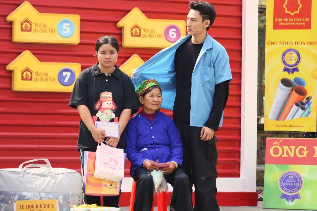 Ngoài những phần quà và số tiền dành tặng các gia đình, Isaac đã có những hành động khiến cả trường quay “ấm lòng”.