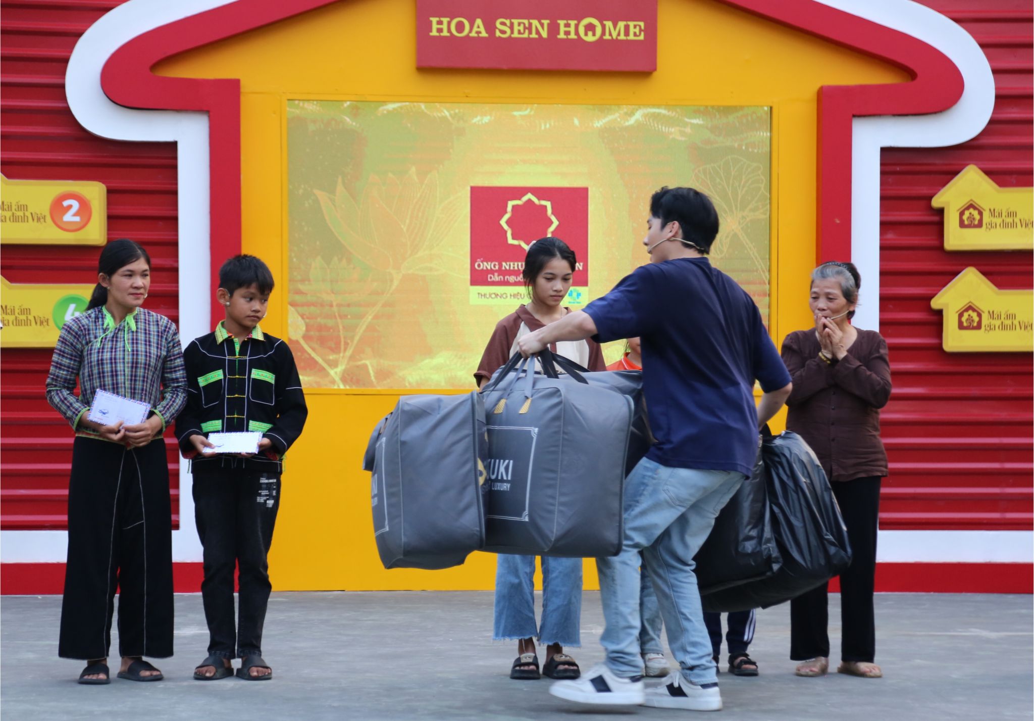 Lần thứ 2 góp mặt trong chương trình, diễn viên Hải Nam mang đến cho các gia đình những món quà “đặc biệt”