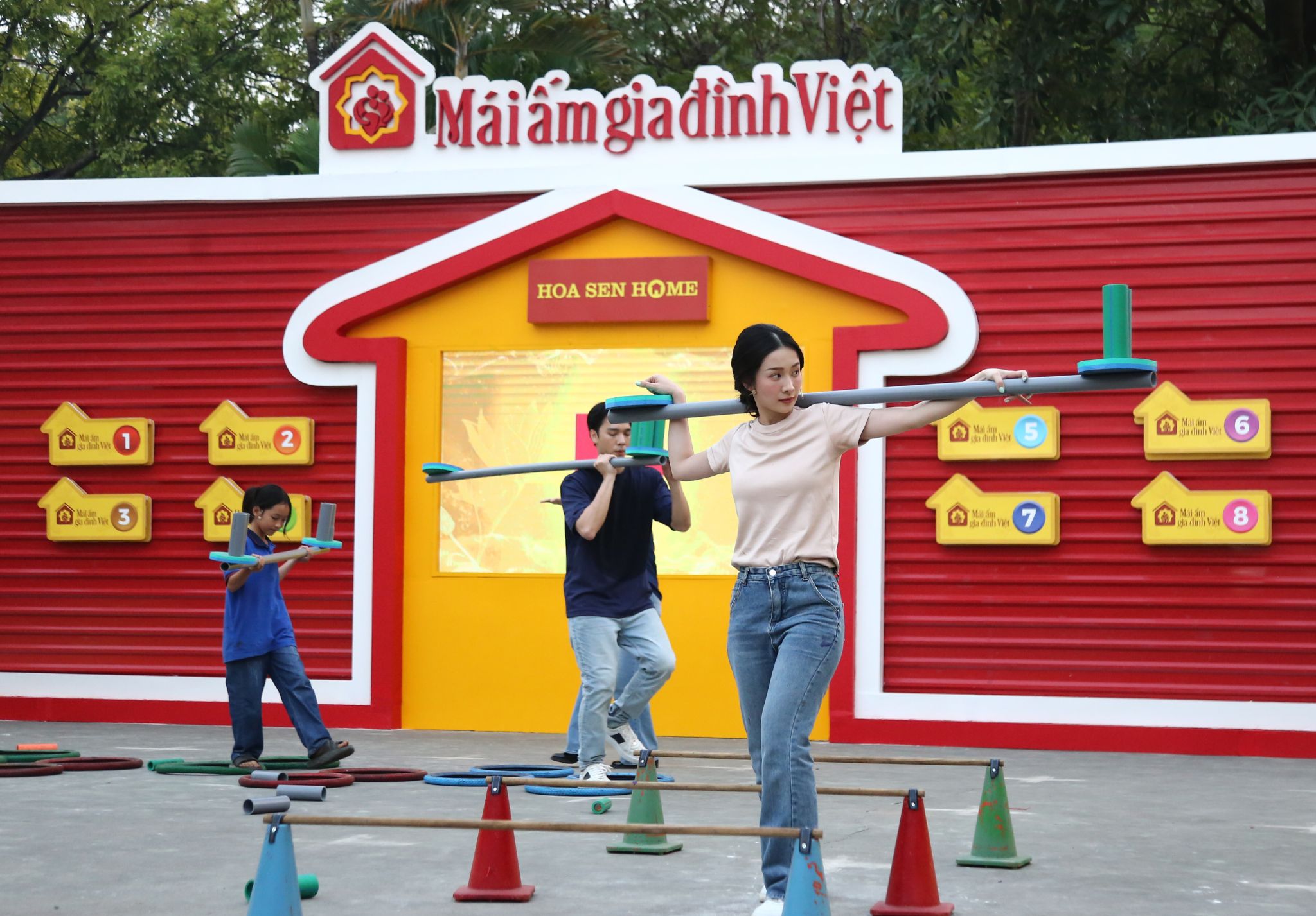 Diễn viên Jun Vũ và diễn viên Hải Nam thực hiện thử thách của chương trình.