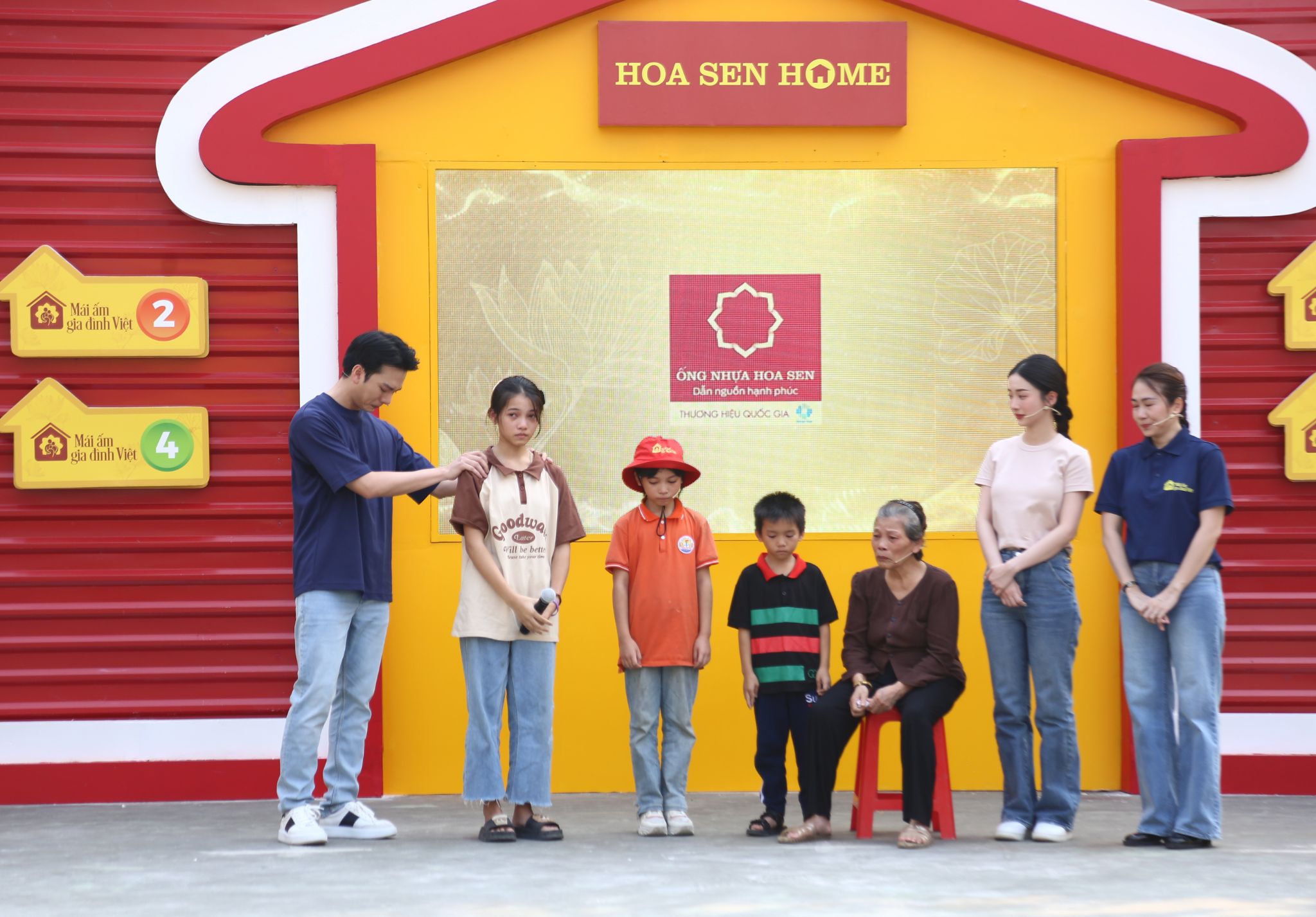 Diễn viên Hải Nam dù mạnh mẽ đến mấy vẫn bật khóc nức nở trước hoàn cảnh quá đỗi bế tắc của gia đình em Trà My.