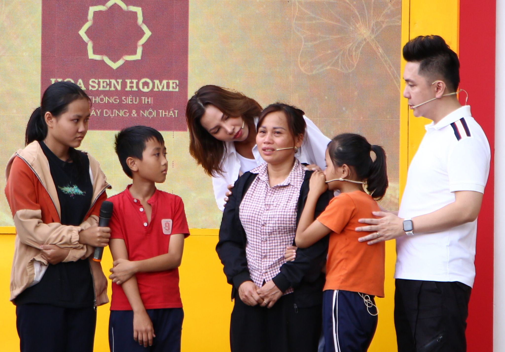 Ca sĩ Minh Vương và siêu mẫu Minh Triệu liên tục gửi đến gia đình chị Huệ những cái ôm động viên ấp áp. 