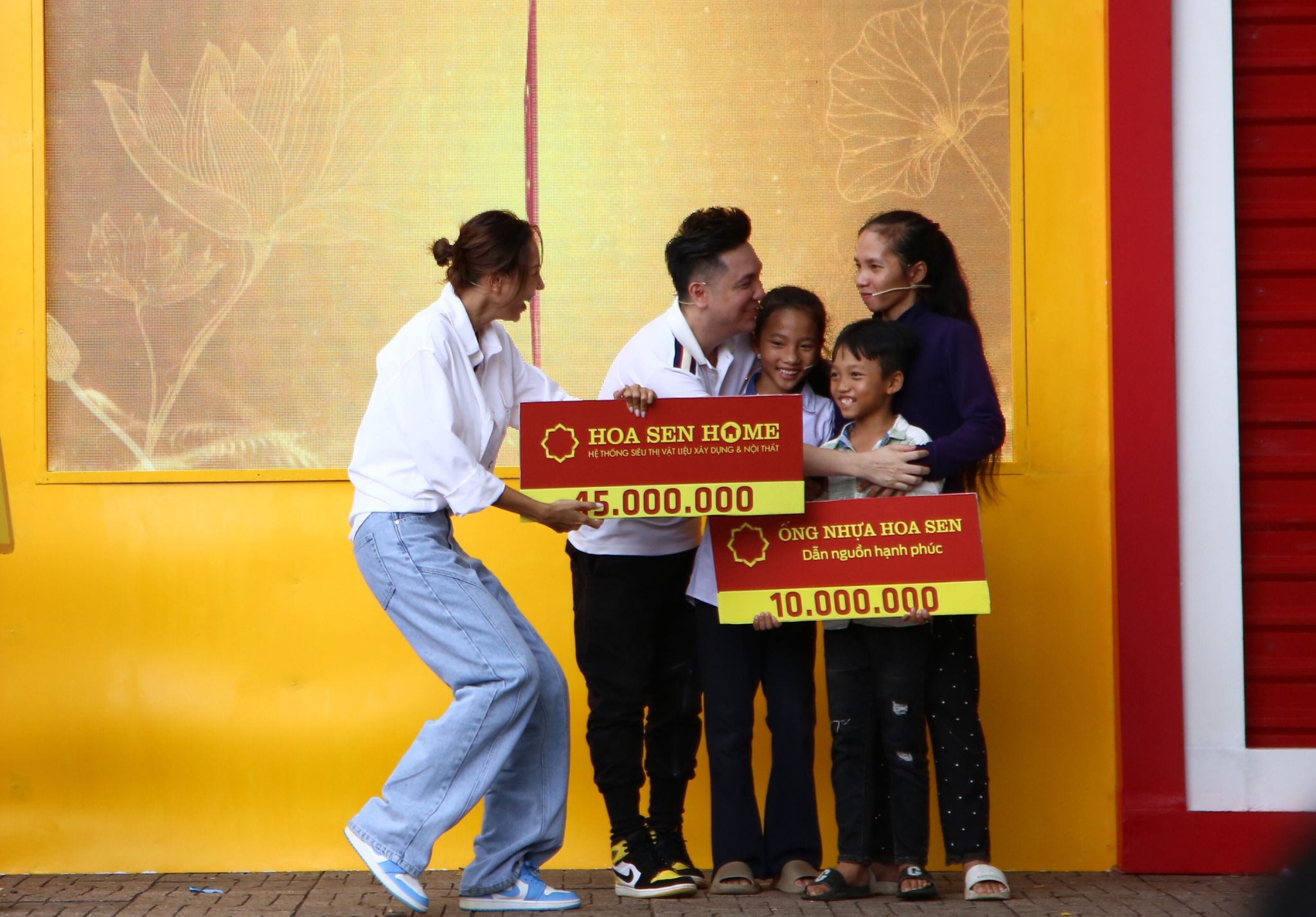 Cả trường quay đều không giấu được niềm hạnh phúc, khi hiểu rằng 2 bảng logo này có thể chắp cánh cho ước mơ đến trường của các em nhỏ. 