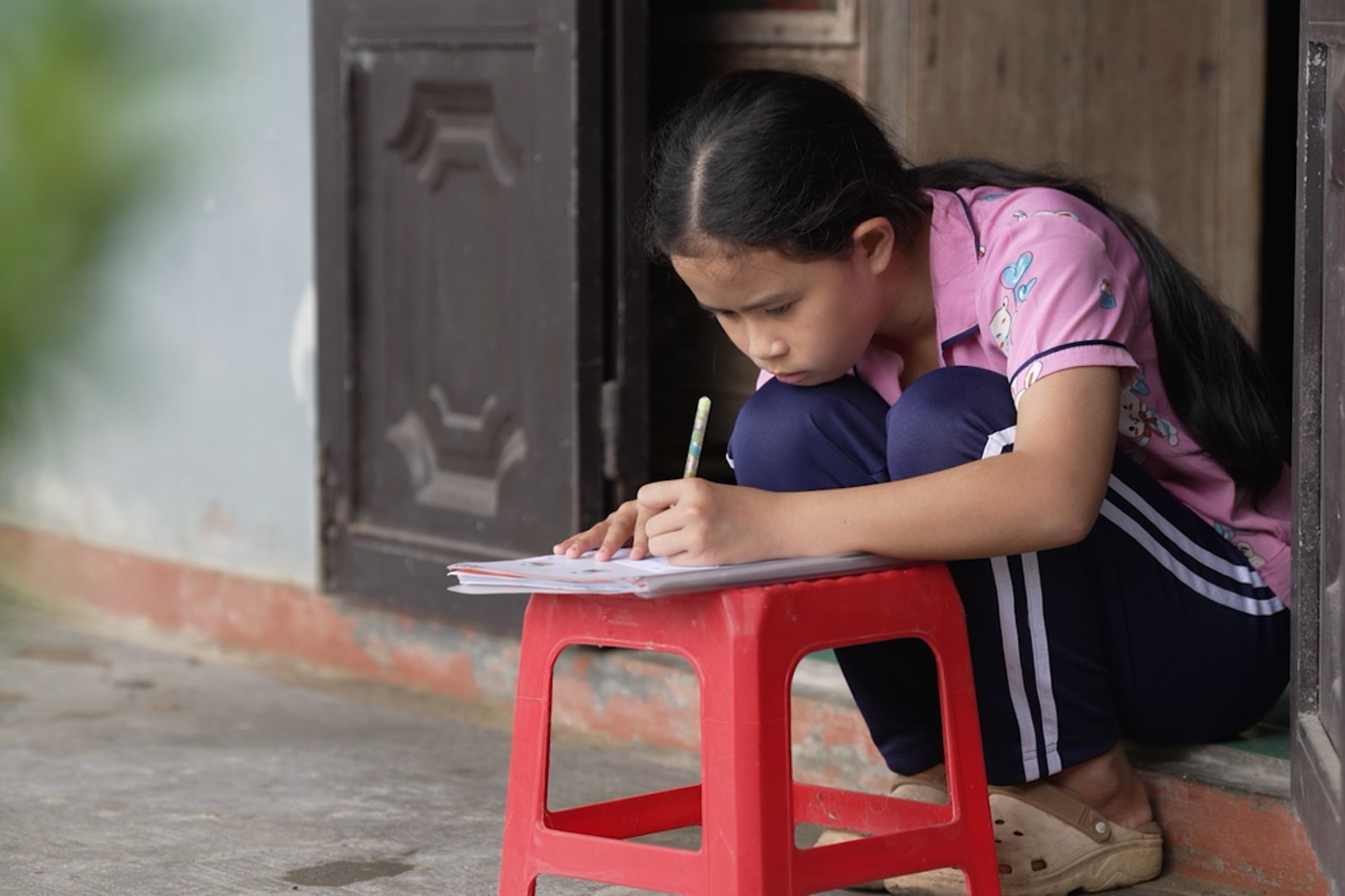 Cô bé 12 tuổi sống lẻ loi trong căn nhà thiếu vắng tình thương của cha mẹ.