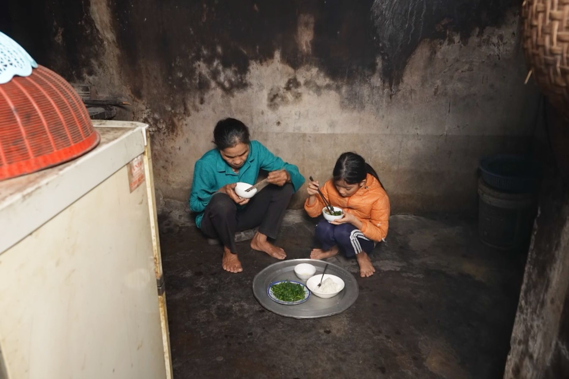 Những bữa cơm có thịt là quá xa xỉ với cô bé đang tuổi ăn tuổi lớn.