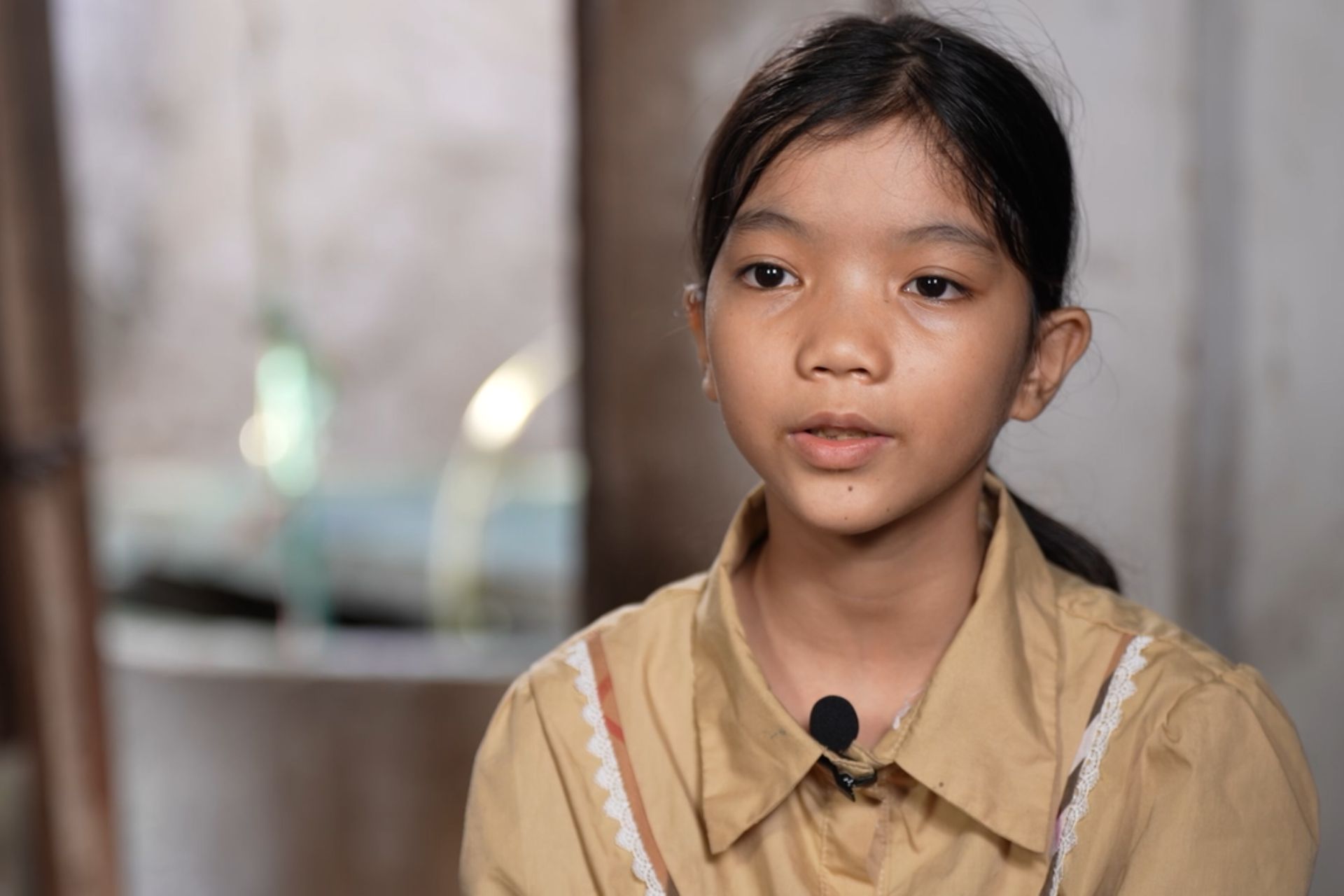 Em Nguyễn Thị Nhi đượm buồn khi nhắc đến những khó khăn, thiếu thốn của gia đình mình. 