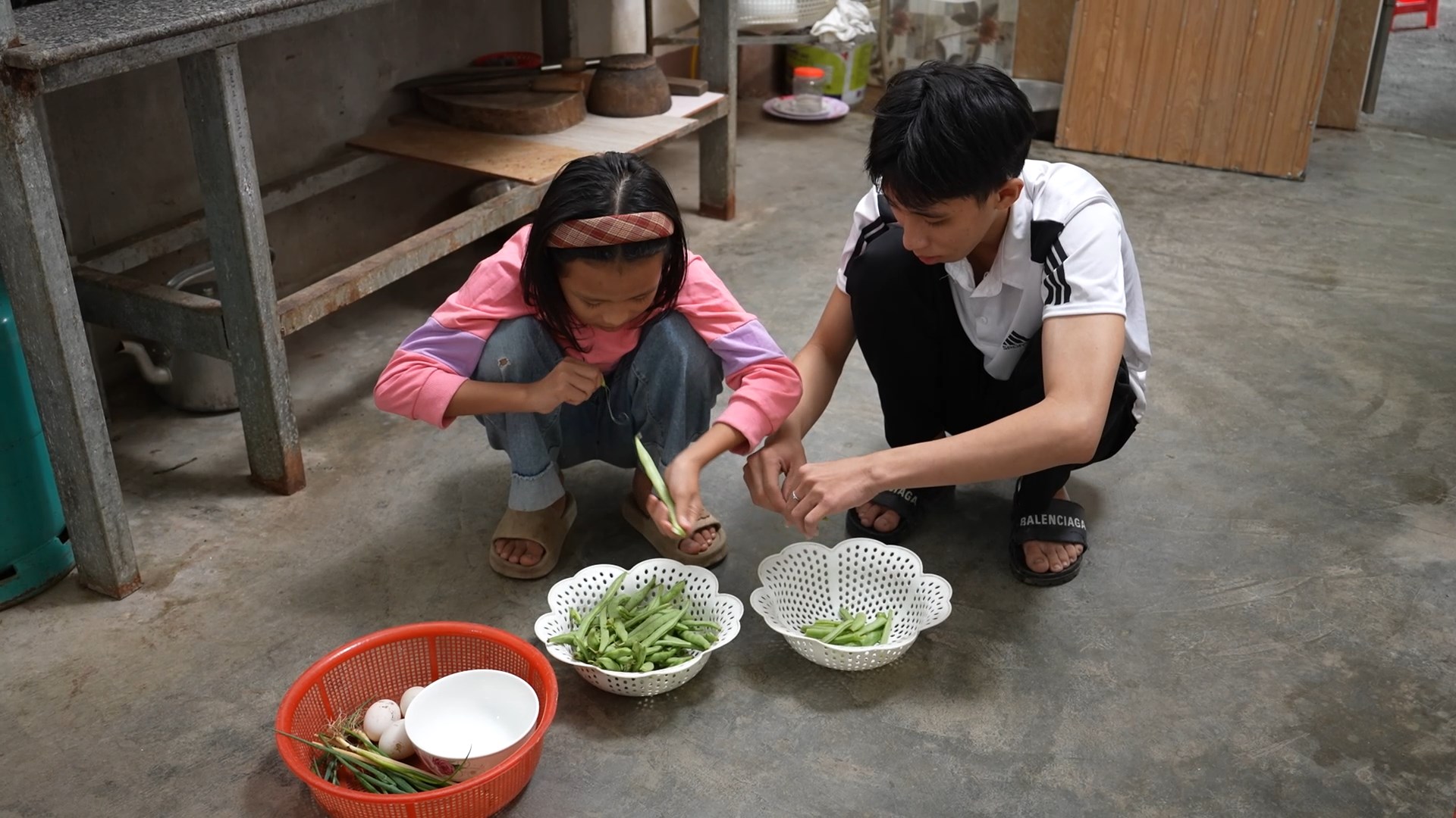 5 anh em nương tựa lẫn nhau khi không còn cha mẹ.