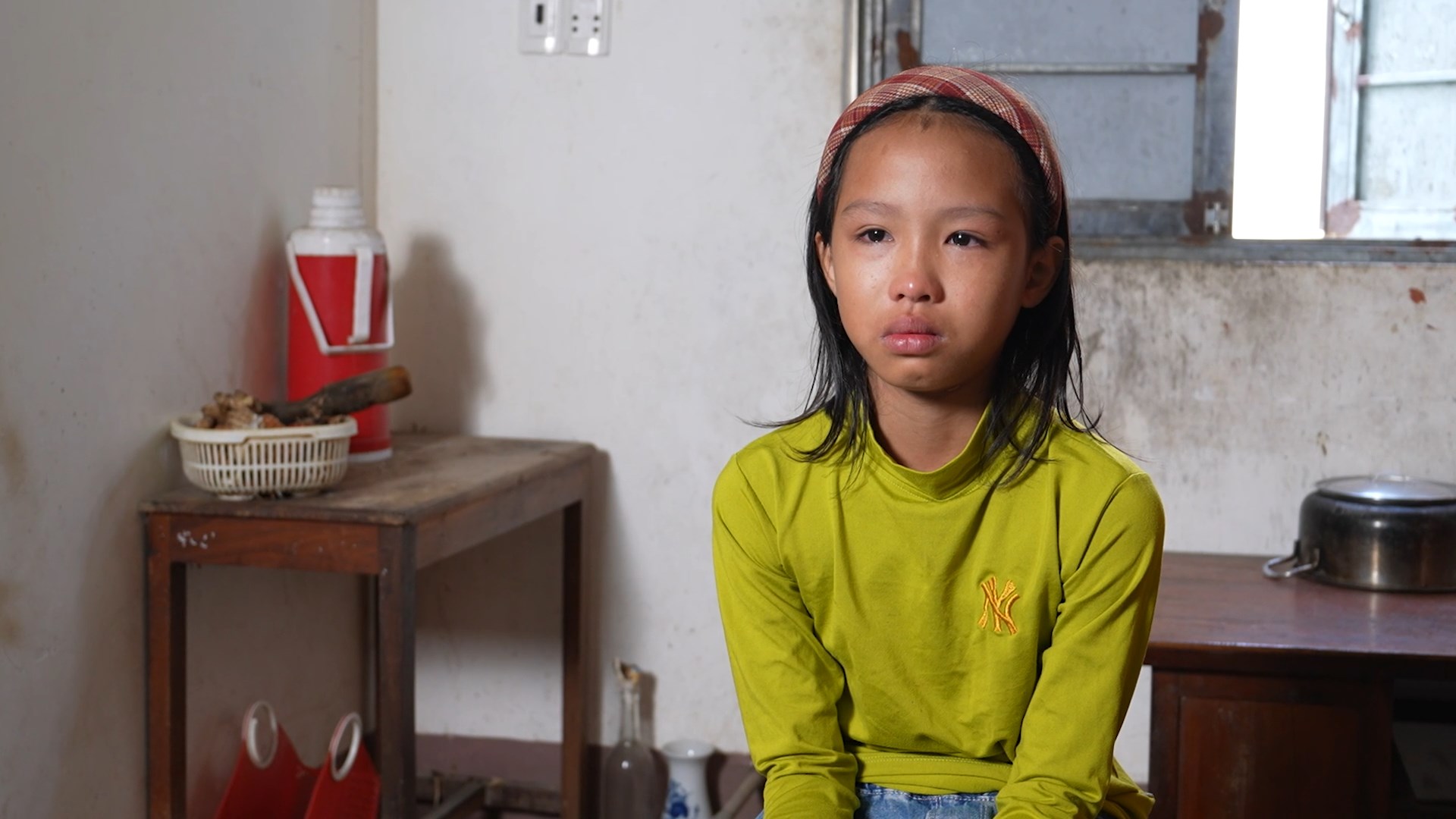 Em Trần Thị Trà My, 10 tuổi, mồ côi cả cha lẫn mẹ.