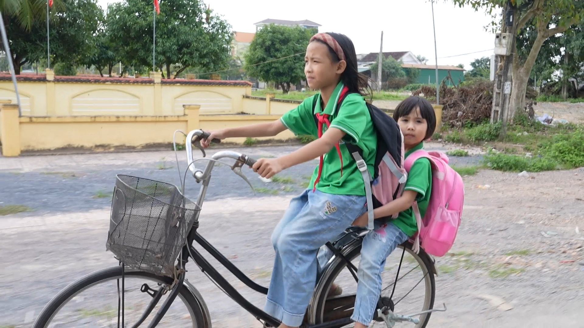 Trà My chở em gái đi học trên chiếc xe đạp cũ