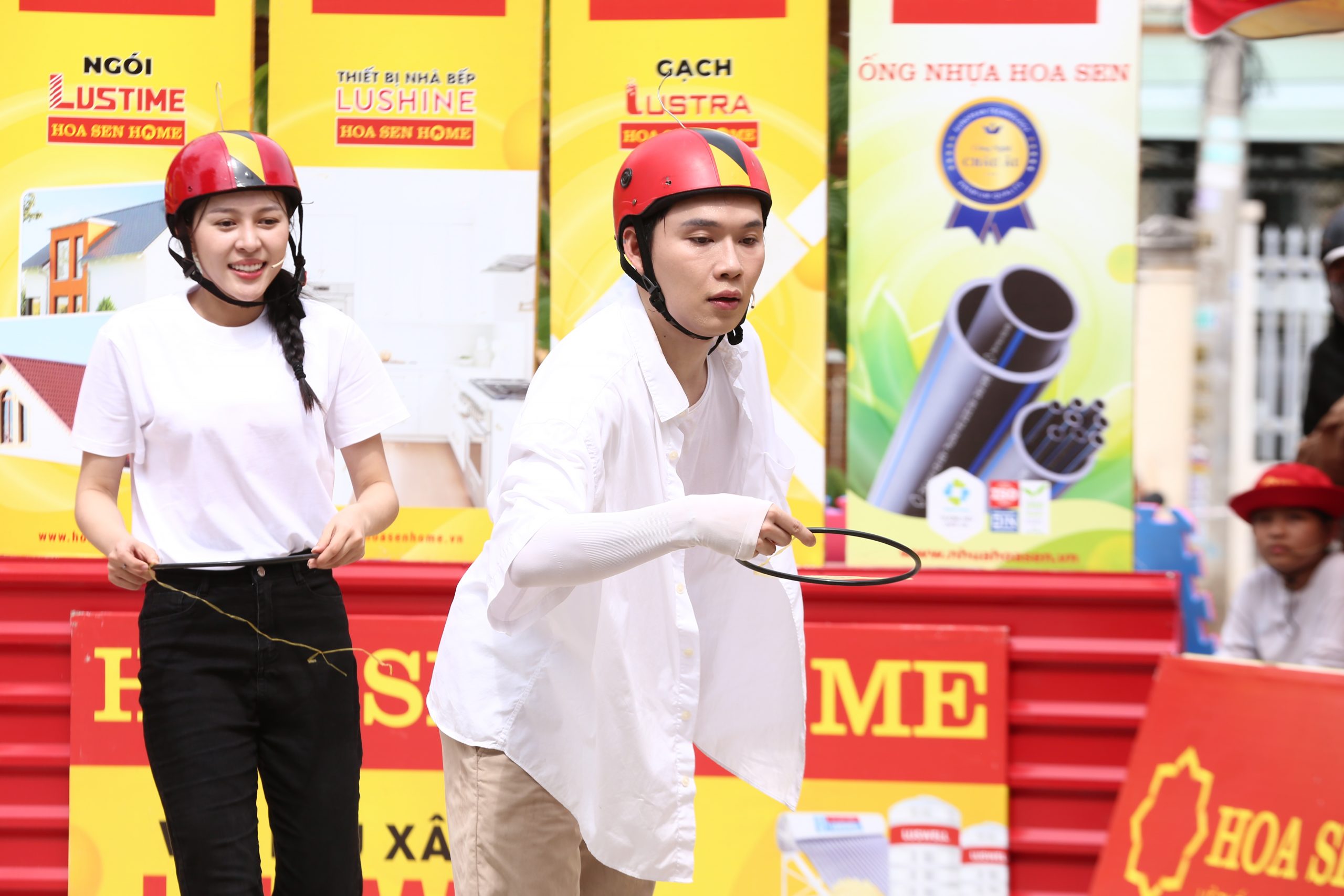 Khách mời của chương trình sẽ tham gia các phần chơi để giành những phần quà về cho các em nhỏ có hoàn cảnh khó khăn.