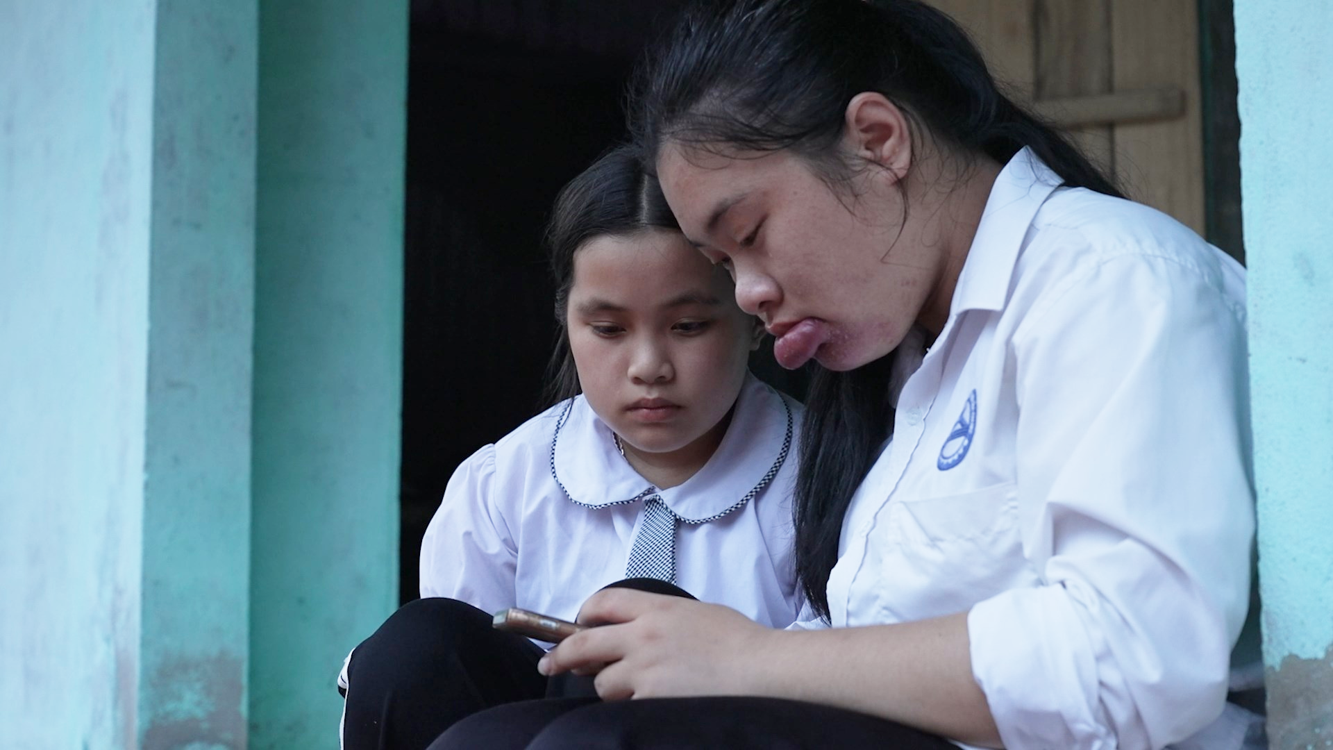 Em Dương Thị Diệu cùng em gái Dương Thị Oanh lặng lẽ cùng nhau khóc khi nhớ về cha mẹ.