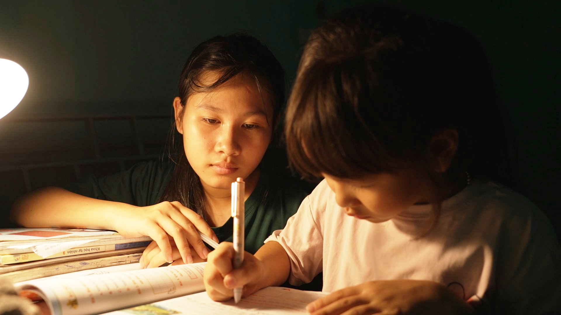 Cuộc sống còn nhiều gian khó, hai chị em Ngọc Lan và Ngọc Như vẫn chăm chỉ học tập.