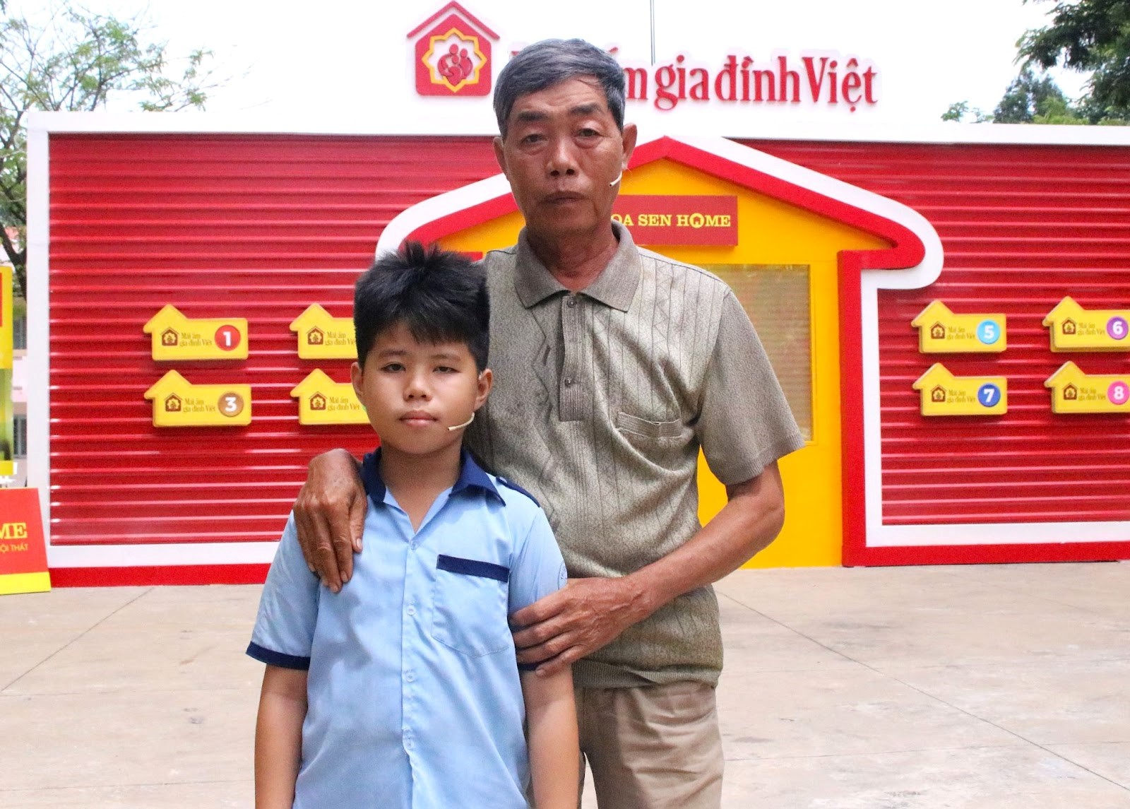 Gia Khánh và người ông tật nguyền tại tập 107 chương trình Mái ấm gia đình Việt. 