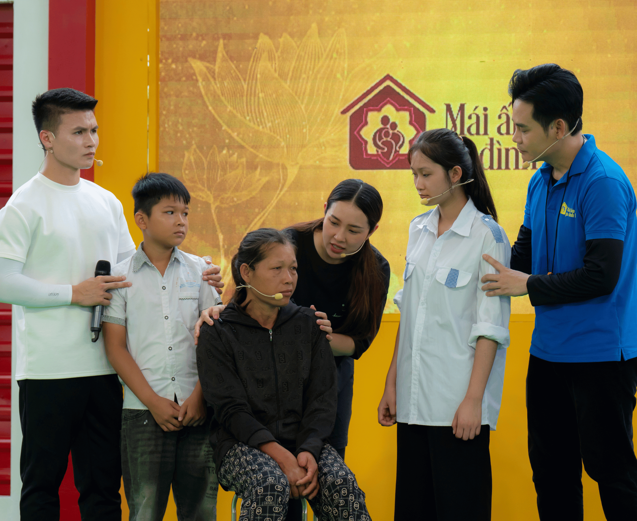 Cầu thủ Quang Hải và ca sĩ Bảo Trâm idol lặng người khi nghe về hoàn cảnh đáng thương của các em nhỏ.