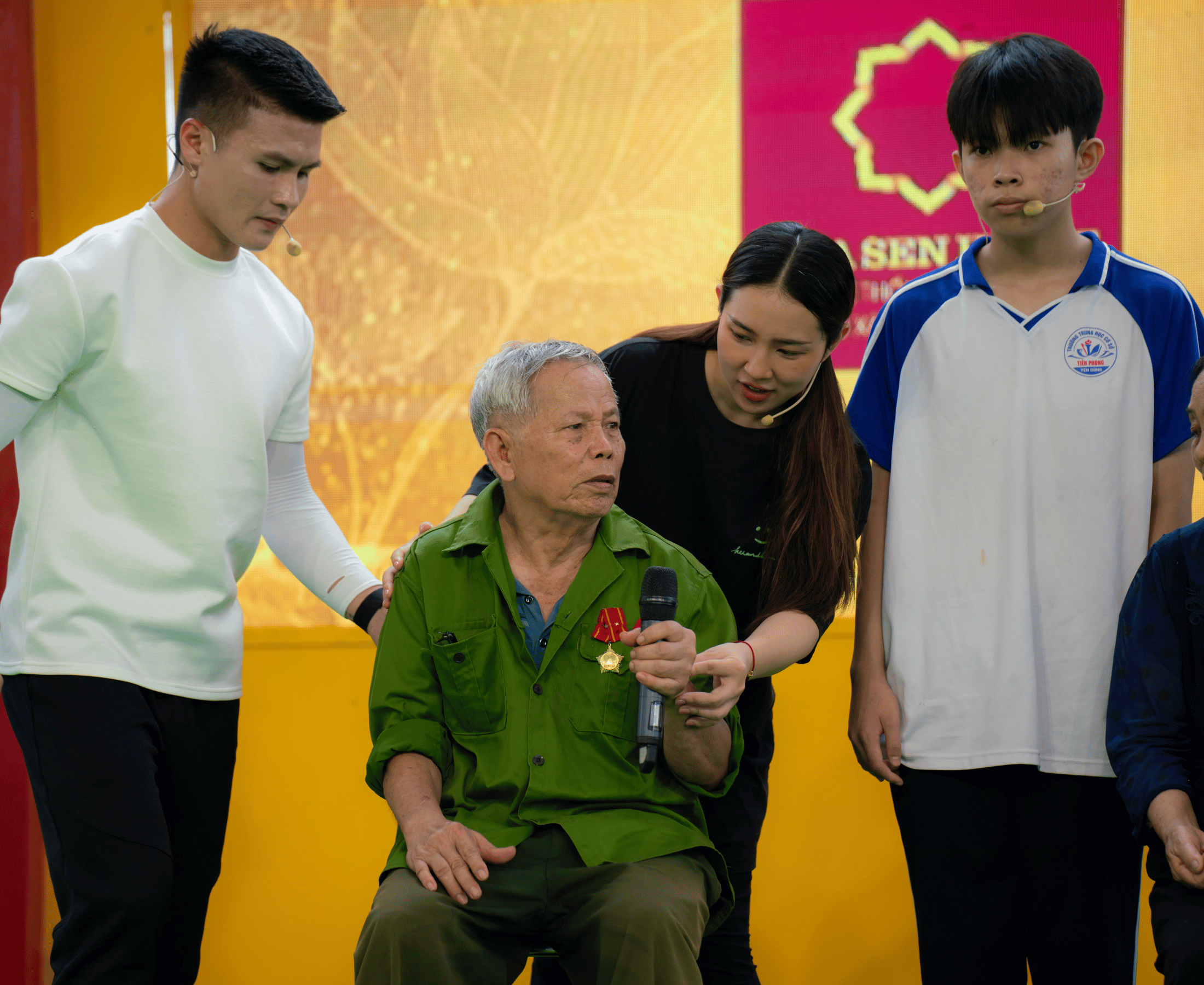 Ông Lương Văn Hảo mắc bệnh Parkinson, di chuyển khó khăn nhưng vẫn luôn là điểm tựa tinh thần cho các cháu.