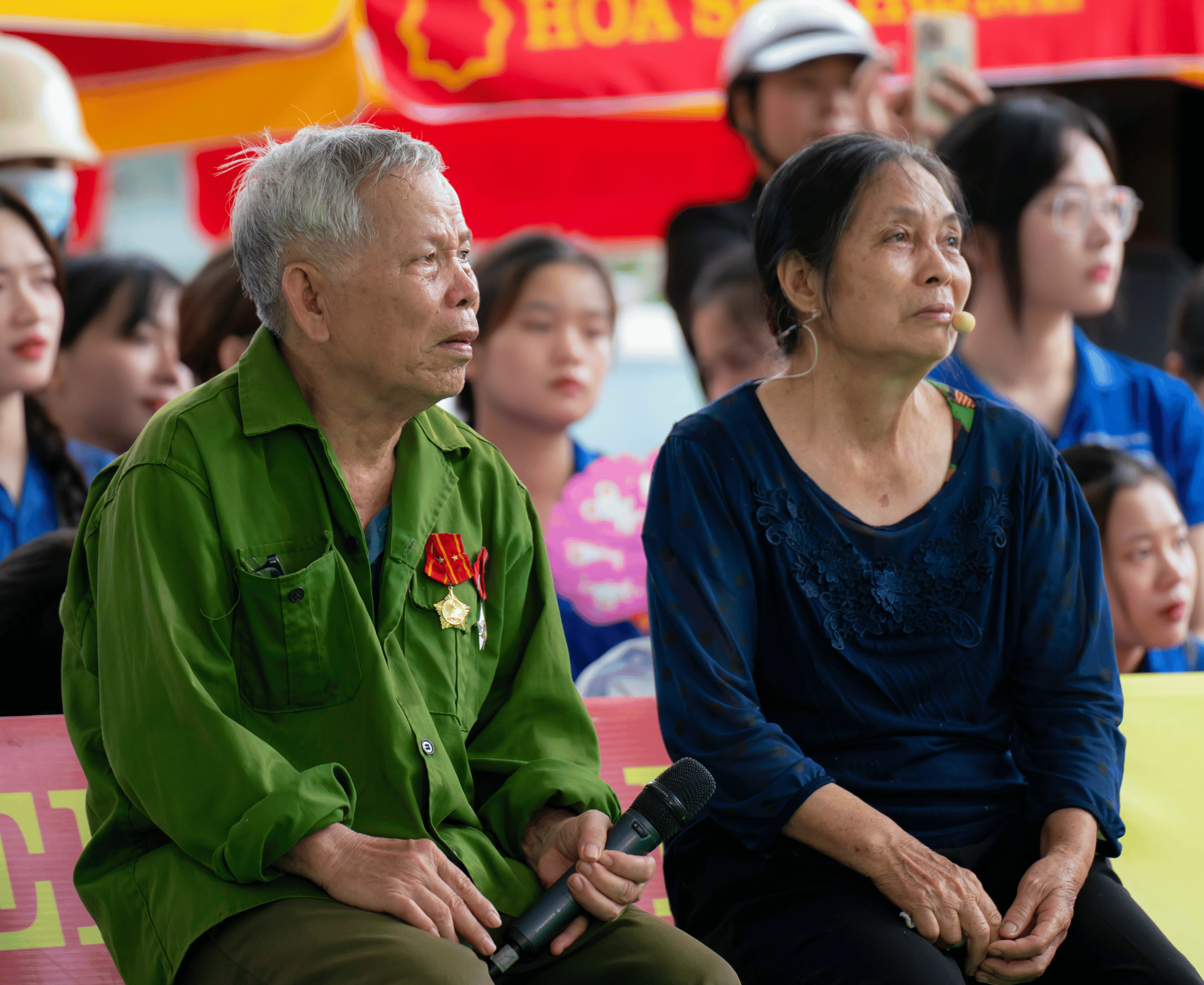 Ông bà Gia Huy, những người đã gồng gánh cả gia đình sau những biến cố mất mát.