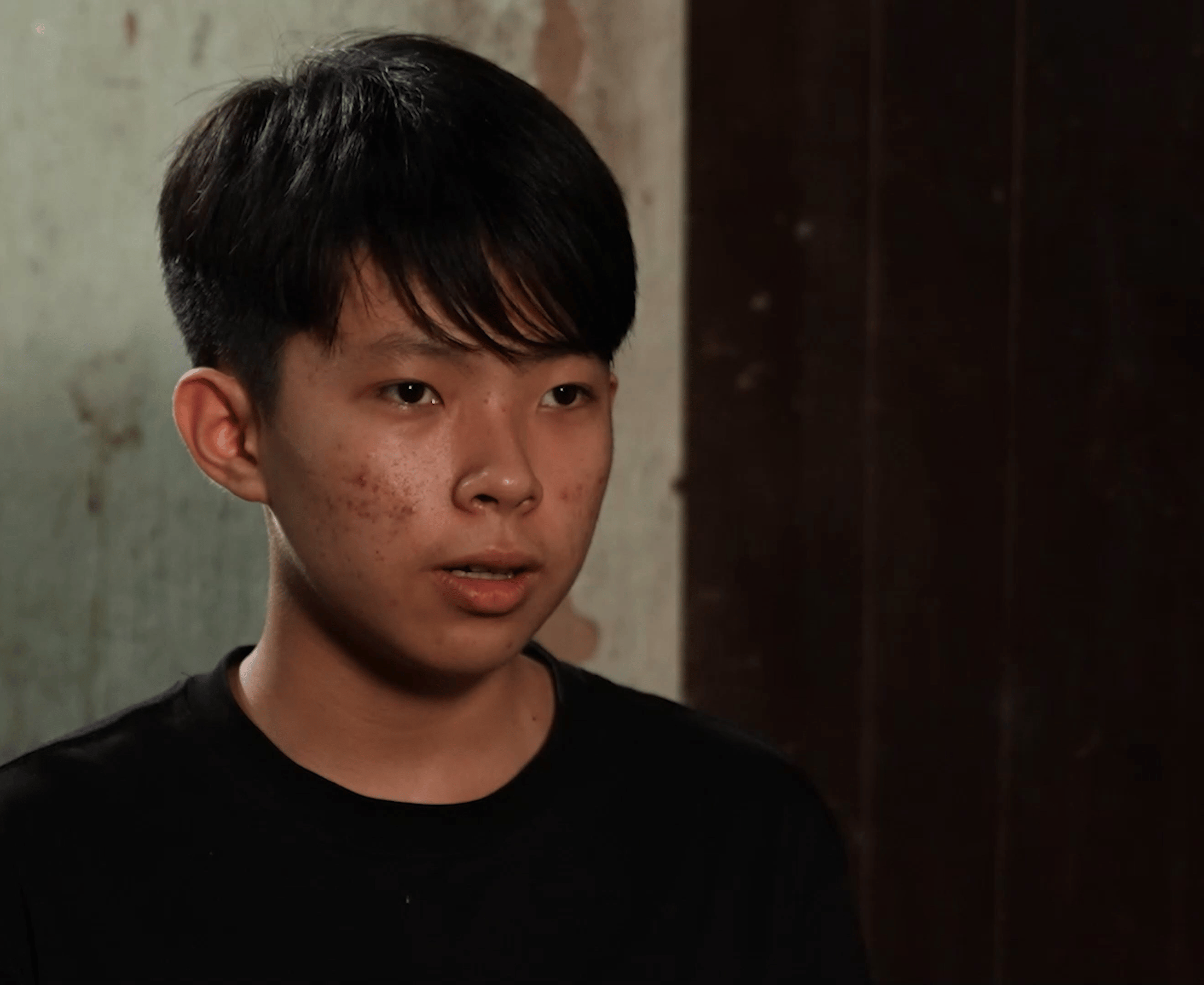 Dù còn rất nhỏ, Huy luôn tự nhủ phải cố gắng học thật giỏi để đền đáp công nuôi dưỡng của ông bà nội.