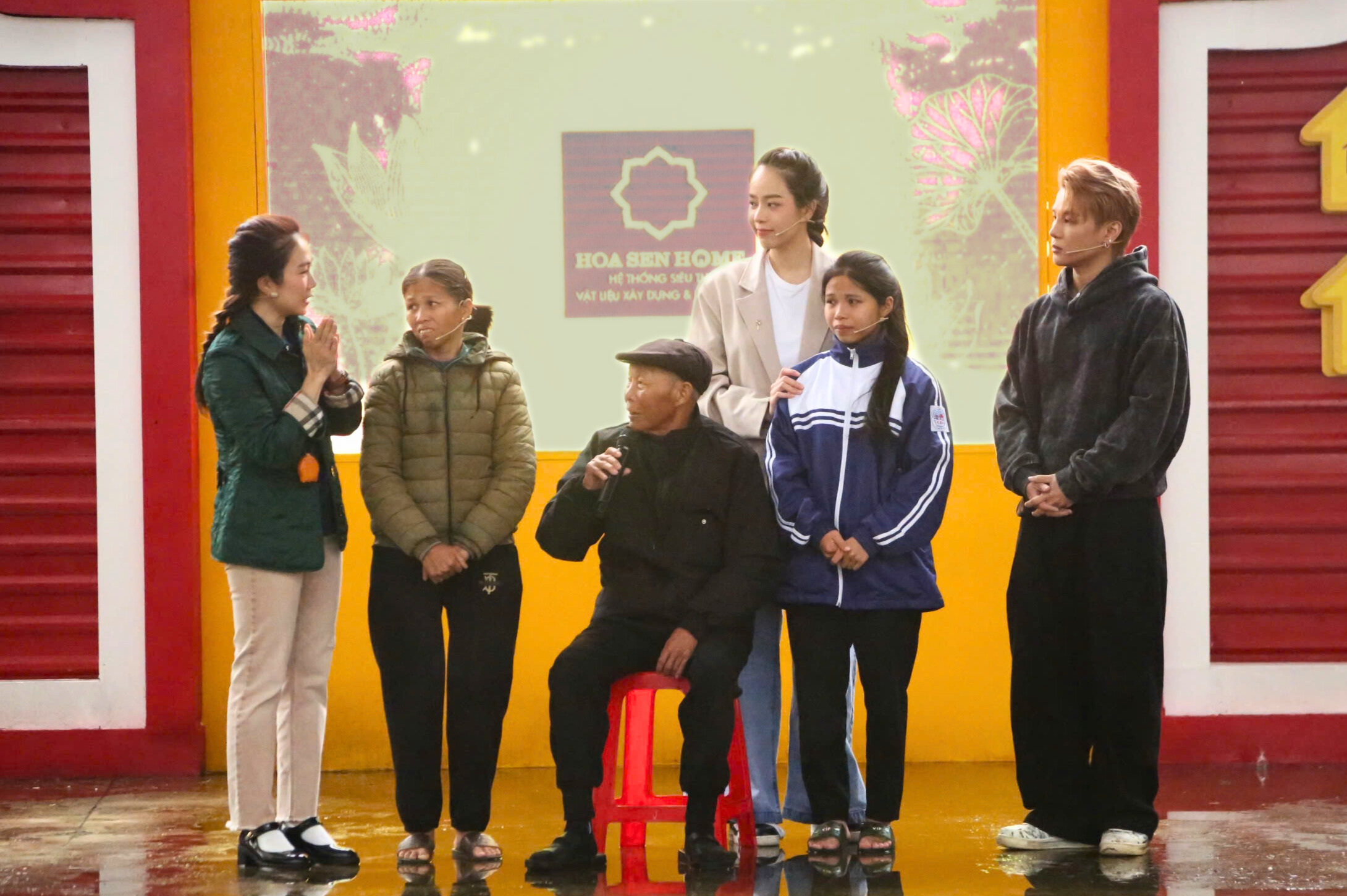 Em Thu Na cùng mẹ và ông ngoại Hà Văn Duyên tại tập 125 Mái ấm gia đình Việt.