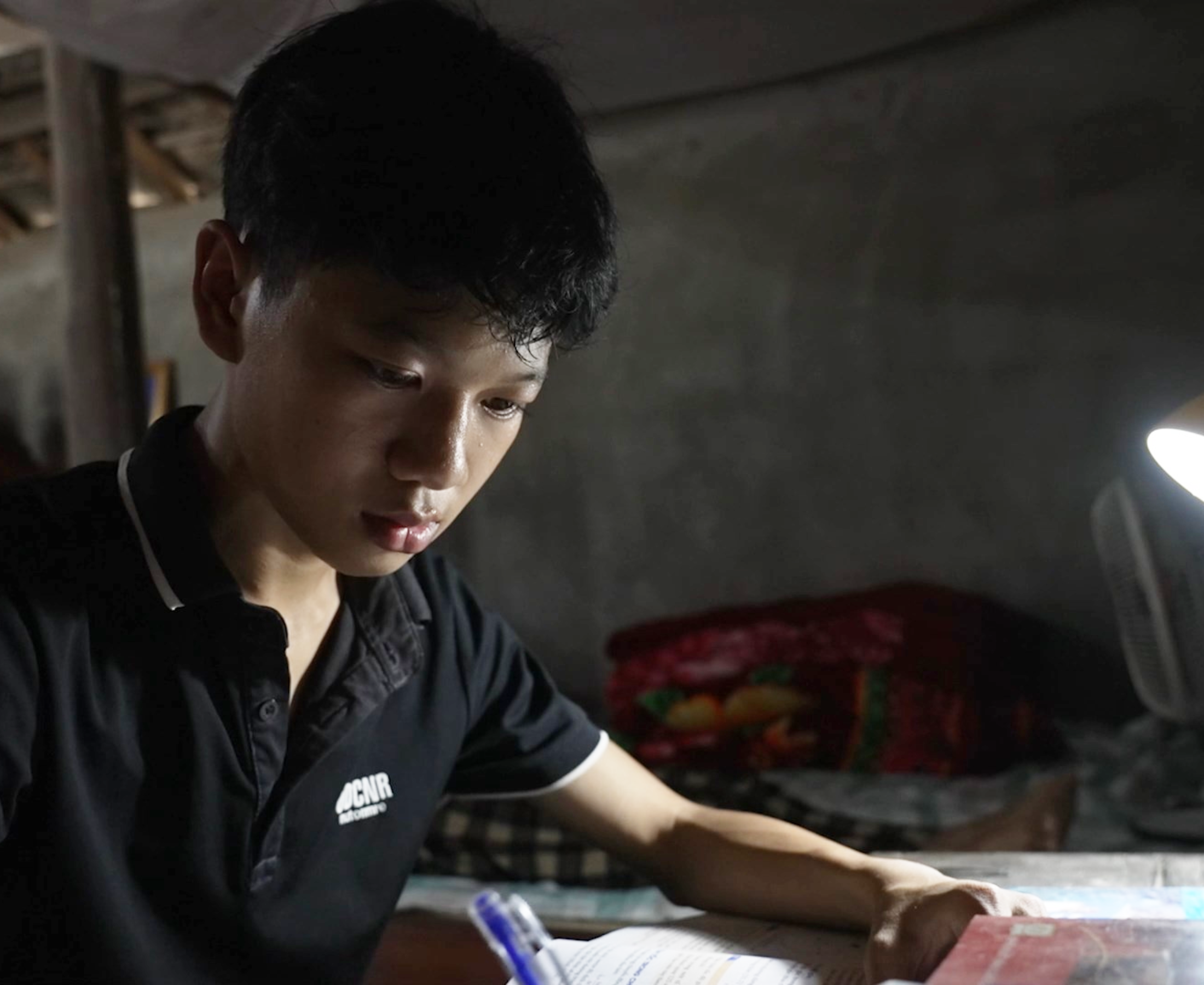 Mồ côi mẹ vì bệnh ung thư gan, Quốc Việt luôn nỗ lực học tập với ước mơ làm trong ngành công nghệ thông tin để phụ giúp gia đình.