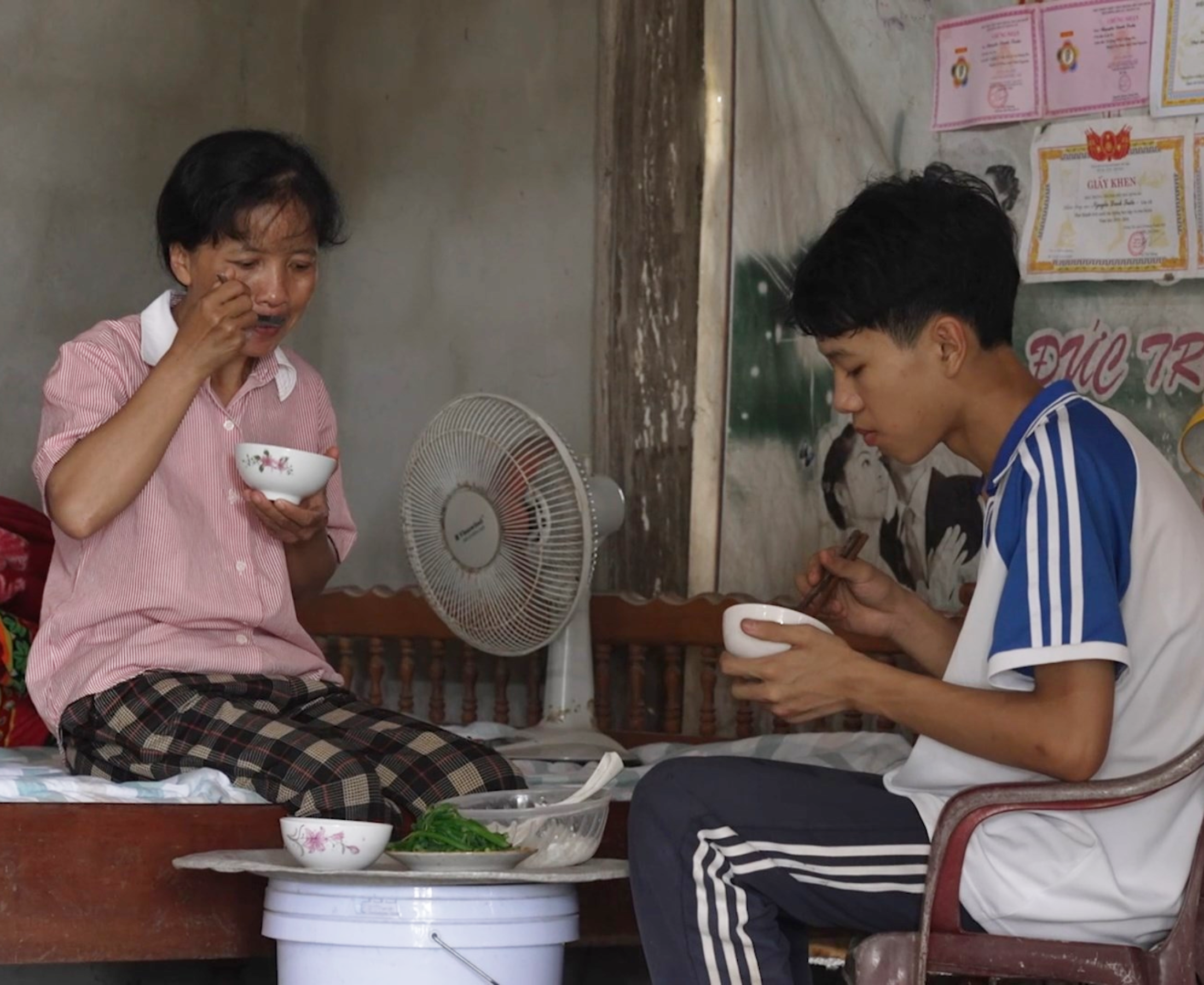 Em Tuấn hiểu chuyện, luôn cố gắng học tập và phụ giúp mẹ.