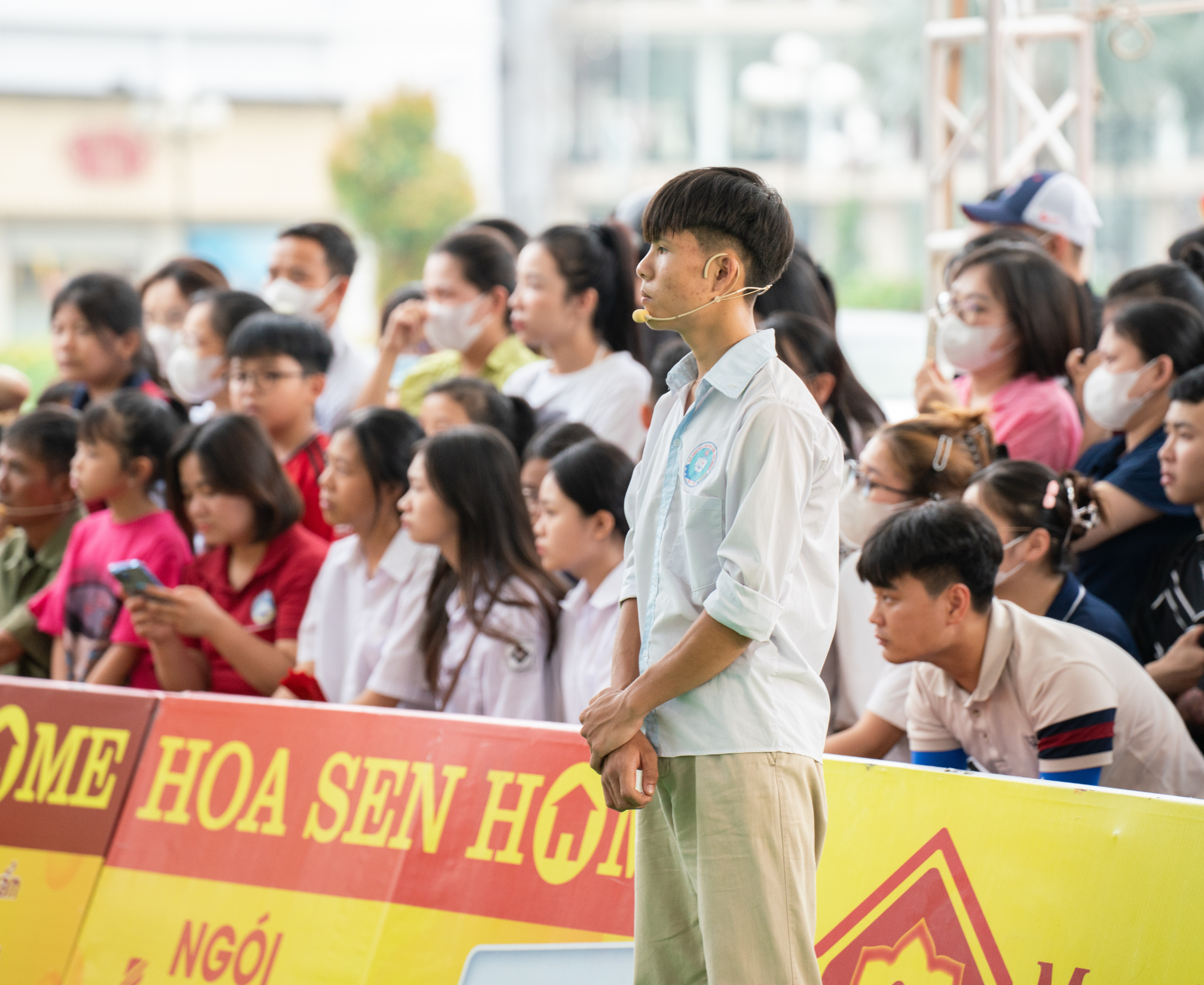 Không còn mẹ bên cạnh, bà ngoại đã già yếu, hình ảnh cậu thiếu niên đứng một mình giữa trường quay khiến nhiều người không khỏi nghẹn ngào. Đằng sau ánh mắt trầm buồn là nghị lực và khát vọng đổi đời mạnh mẽ.